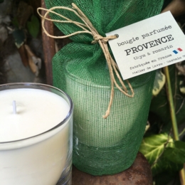 Bougie parfumée «Provence» senteur thym et romarin dans son pochon de coton vert