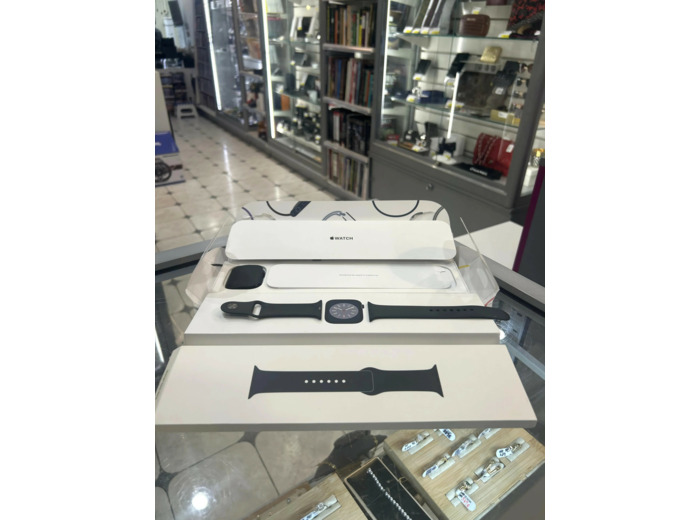 Apple Watch Series 8 (GPS + Cellular) - Boîtier 45 mm Aluminium Minuit avec Bracelet Sport Minuit