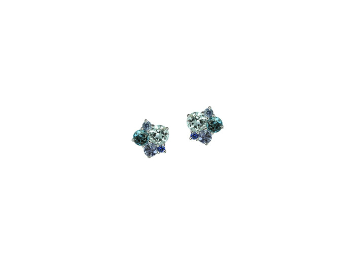 Boucles d'oreilles Isabelle Langlois en or blanc, topazes bleues, iolites et saphirs