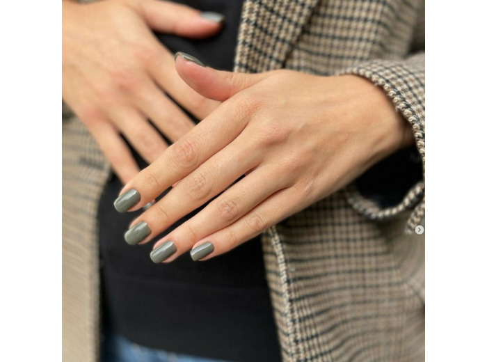 Pose de vernis semi-permanent sur ongles des mains
