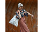 See You at Six - Tissu Mélange Lin et Viscose Imprimé “Pasture Rose” sur le Fond Noir