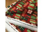 Sélection Coup de coudre - Tissu Popeline de Coton Imprimé Paquets Cadeaux "Christmas Miniatures" sur le Fond Bordeaux