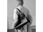 Sac porté épaule modèle maxi Emie en cuir lisse et refente de velours