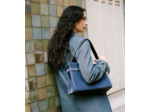 Sac porté épaule grand modèle Emie en cuir suède effet denim