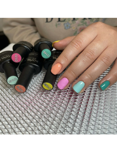 Pose de vernis classique sur les ongles des main