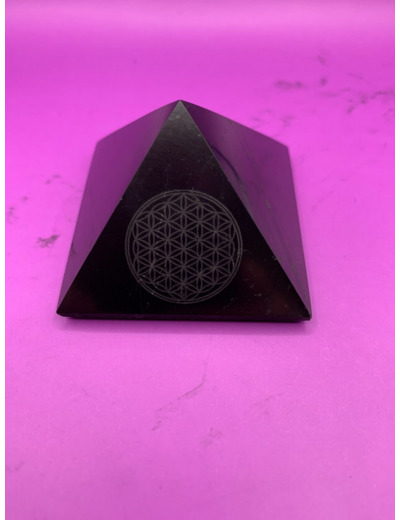 Pyramide shungite 5cm avec fleur de vie