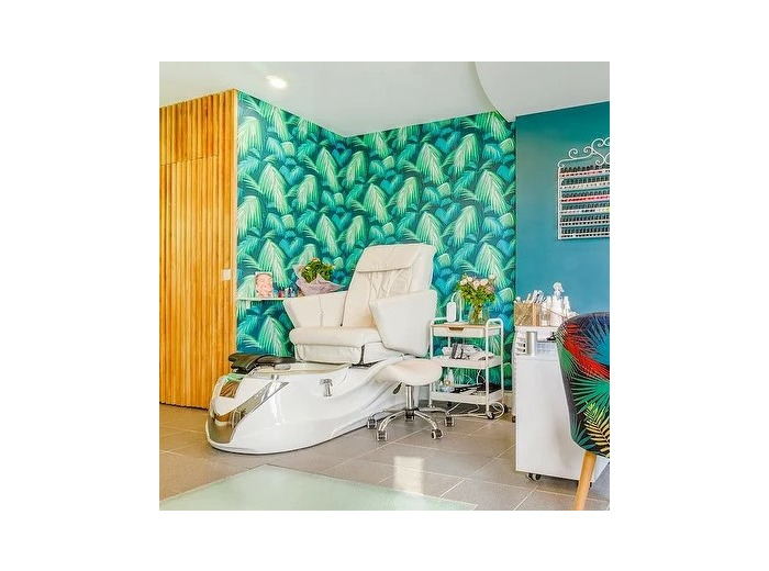 Pose de vernis semi-permanent + French sur les ongles des pieds