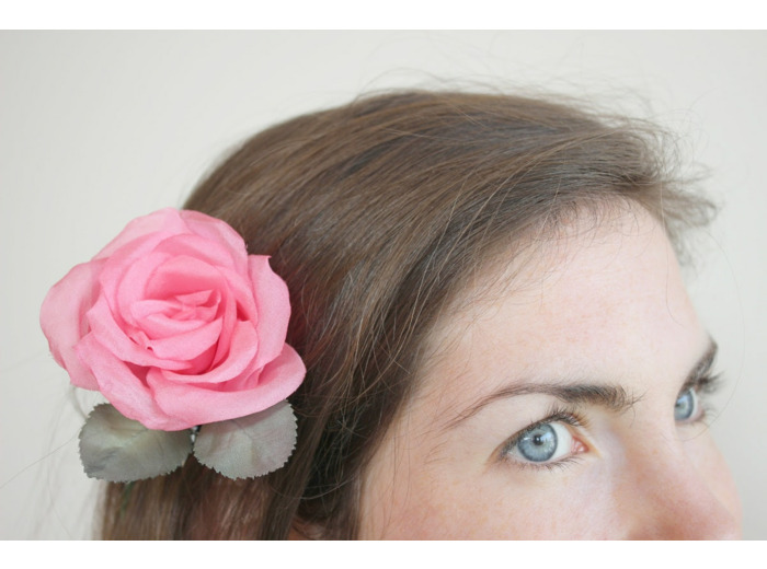 Bouton De Rose Pompadour En Soie Rose Ancien Avec Petit Feuillage