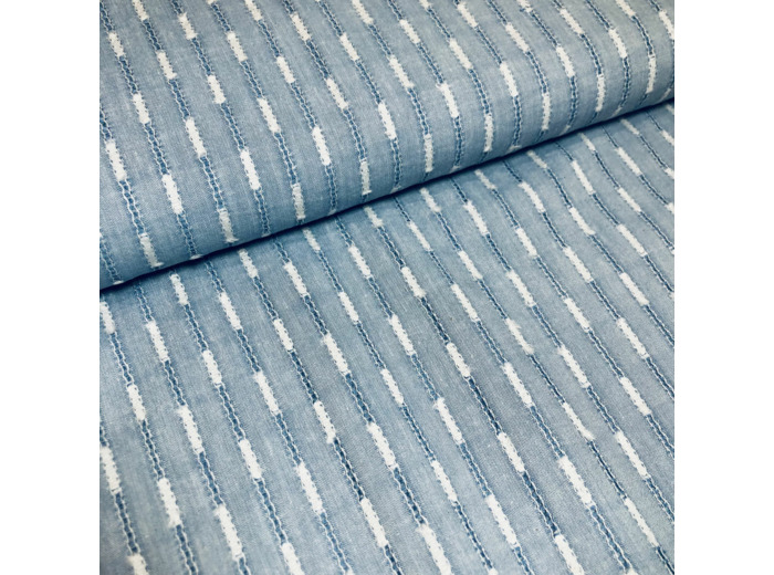 Sélection Coup de Coudre - Tissu Broderie Anglaise Bleu Clair Ajouré à Motif Traits