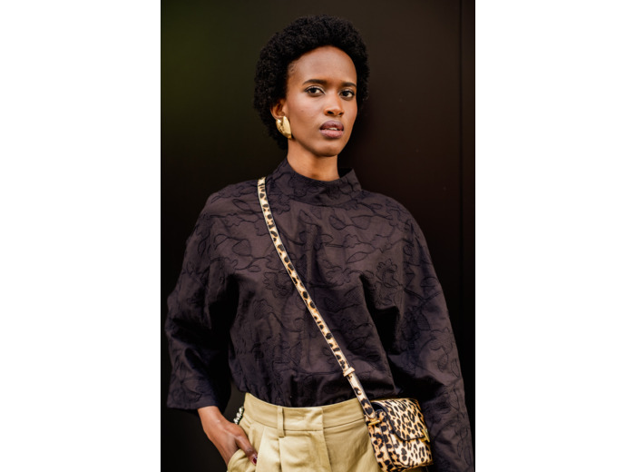 Fibre Mood - Tissu Coton Rebrodé Fleurs "Samira" Uni Noir