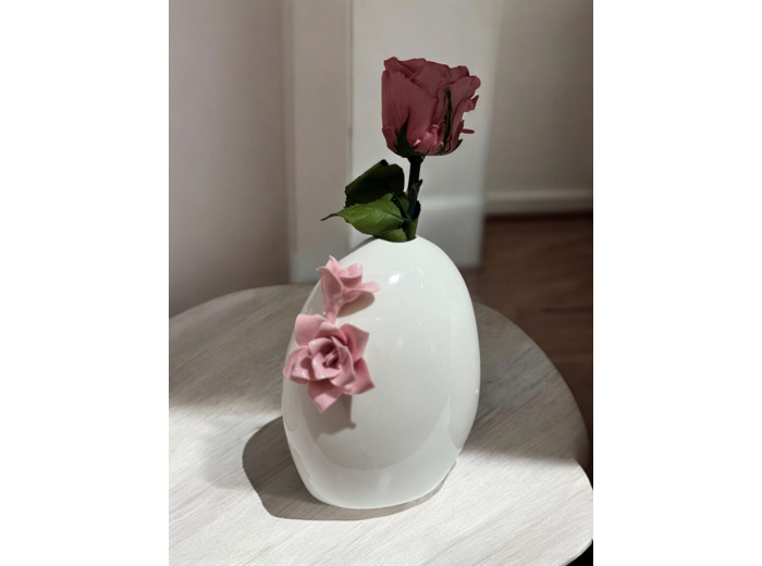 Vase oeuf avec sa rose éternelle