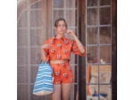 See You at Six - Tissu Popeline de Coton Imprimé "Flip Flops" sur le Fond Rouge Puffin Bill