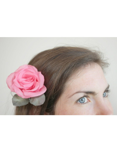 Bouton De Rose Pompadour En Soie Rose Ancien Avec Petit Feuillage