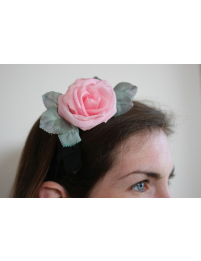 Bouton De Rose Pompadour Rose Ancien En Soie Sur Broche