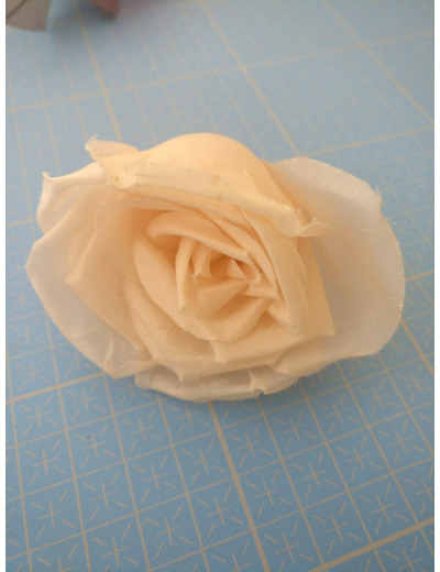 Bouton De Rose Pompadour Beige Rosé En Soie