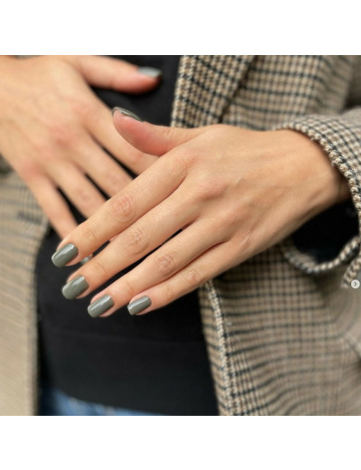 Pose de vernis semi-permanent sur ongles des mains